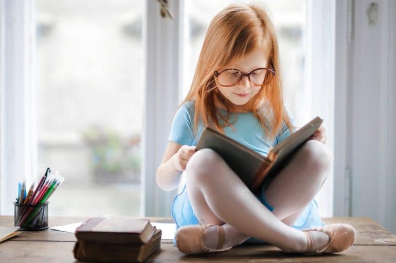 девушка красные волосы чтение книги pexels andrea piacquadio общественное достояние Παιδι